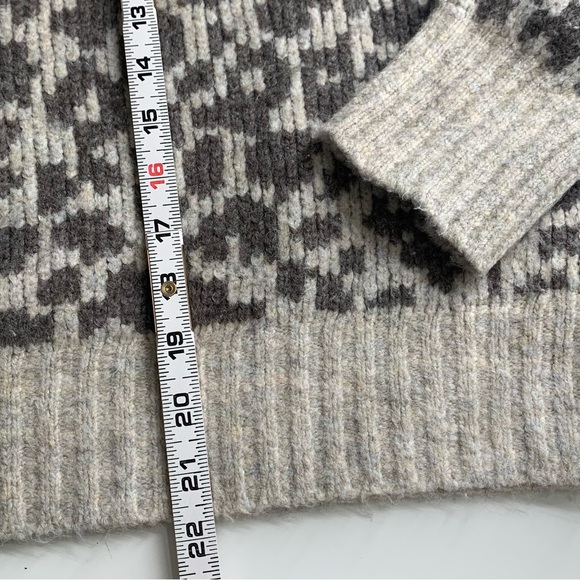 Old Navy Cozy Crew Neck Cheetah Print Sweater Size Medium - Picture 6 of 9